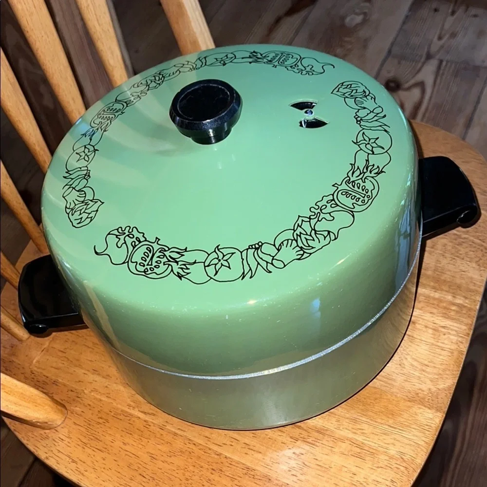Vintage Wear Ever Avocado Green and Black Retro Cookware Pot 5qt
